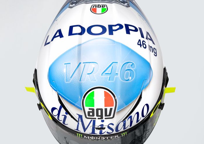 Inisial VR46 pada gambar pil biru di bagian atas livery helm Valentino Rossi untuk MotoGP San Marino 2020