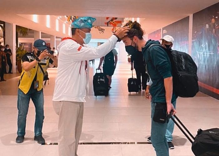 Penyambutan pembalap yang akan mengikuti MotoGP Mandalika 2022 di Bandara Internasional Lombok, Minggu (13/3)