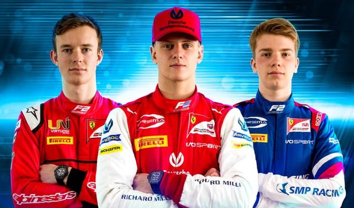 Tiga pembalap F2 ini memulai debutnya mengemudikan mobil F1 2020. Dari kiri ke kanan: Callum Ilott, Mick Schumacher dan Robert Shwartzman