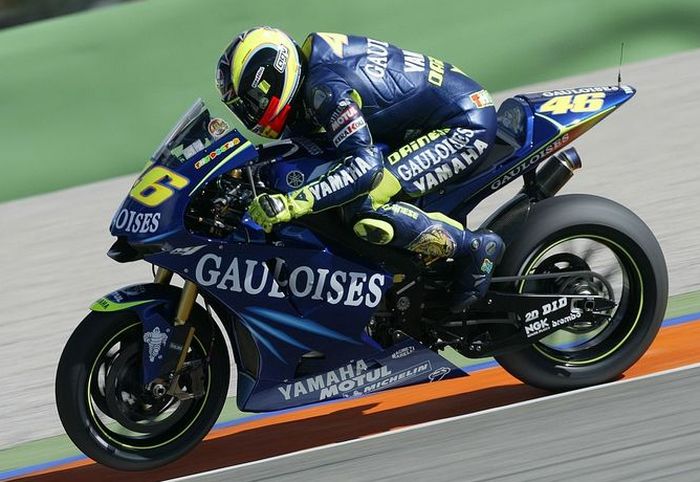 Hengkang dari Honda, Rossi justru semakin menancapkan kukunya dan justru menjadi ikon dari Yamaha