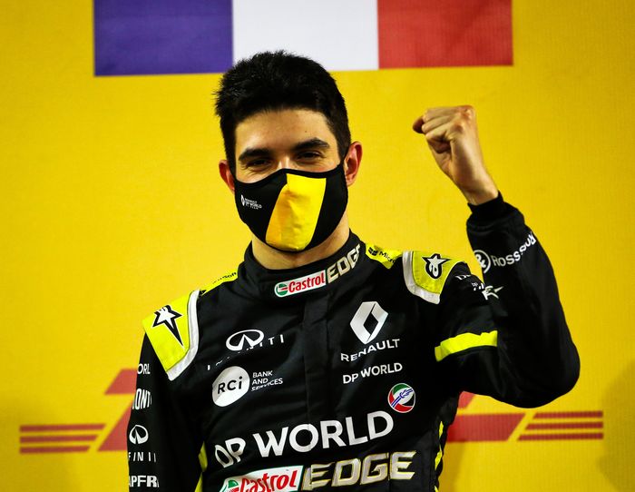 Secara terbuka, Esteban Ocon mengakui bahwa rekan setimnya, Daniel Ricciardo turut meningkatkan kinerjanya pada 2020