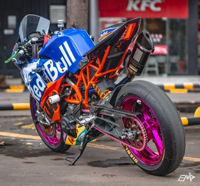 Modifikasi KTM RC390 dengan konsep hedon dan racing, menghabiskan dana Rp 185 juta!