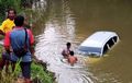 Gagal Nanjak, Toyota Calya Sisa Atap, Terkampul-kampul di Sungai
