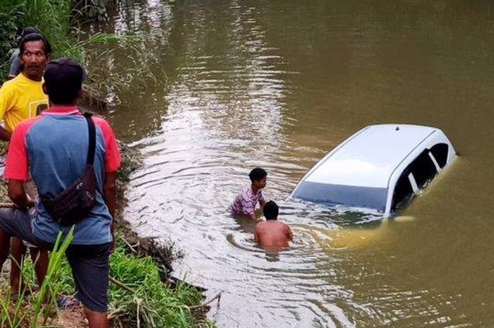 Toyota Calya tercebur ke kali di Kabere, Cendana, Enrekang, Sulawesi Selatan