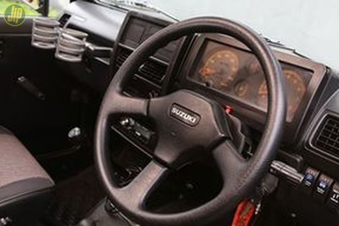 Tampang luar boleh sangar, tapi interior Suzuki Jimny ini masih terlihat rapih. 