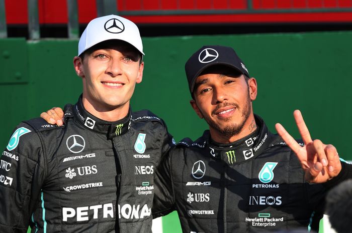 George Russell dan Lewis Hamilton setelah finish sprint race F1 Sao Paulo 2022, kedua pembalap tim Mercedes ini akan start dari barisan depan balapan hari Minggu
