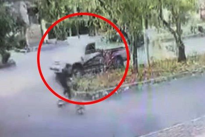 Dalam lingkaran merah, Ford Ranger pikap diduga serempet bocah 12 tahun di Manahan, Solo