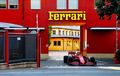 Bangunin Warga, Charles Leclerc Kendarai Mobil F1 Ferrari di Jalan Raya Maranello