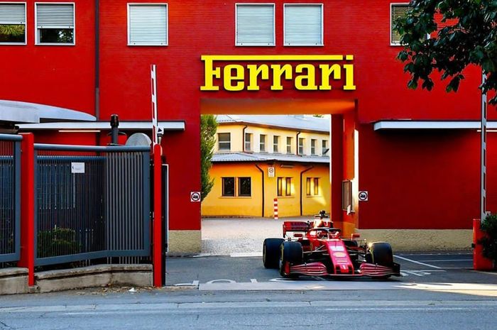 Charles Leclerc mengendarai mobil SF1000 di jalan kota Maranello, markas Ferrari