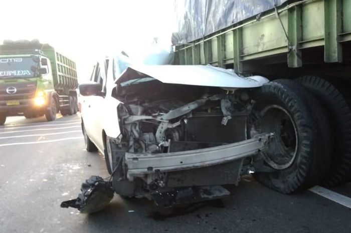 Nissan Grand livina menghujam bak belakang truk hingga ringsek