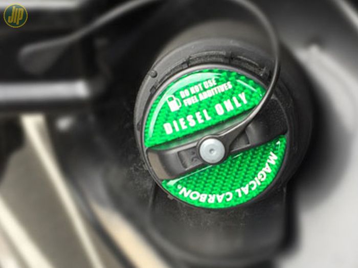 Sticker penunjuk bahan bakar bisa juga dipasang pada tutup bensin. 