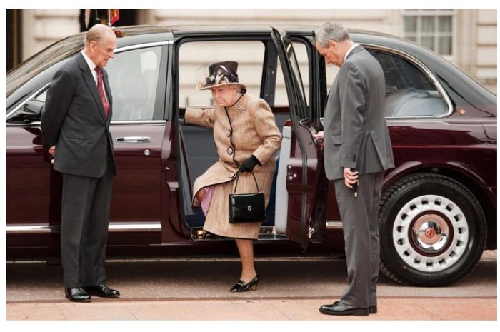 Mendiang Ratu Elizabeth II dengan mobilnya Bentley State Limousine