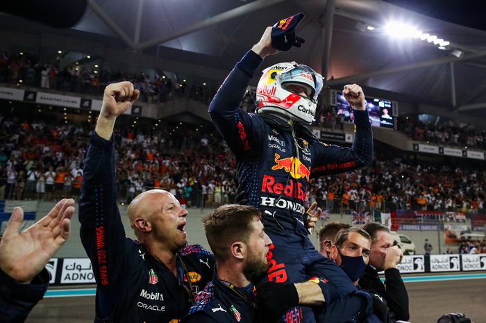 Max Verstappen saat merayakan gelar juara dunia F1 2021 di Abu Dhabi, dan pada Oktober 2022 tim Red Bull terbukti melanggar batas anggaran di tahun 2021