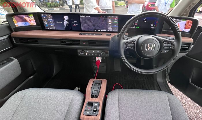 Dasbor dan jok bagian depan Honda e, keren ya!