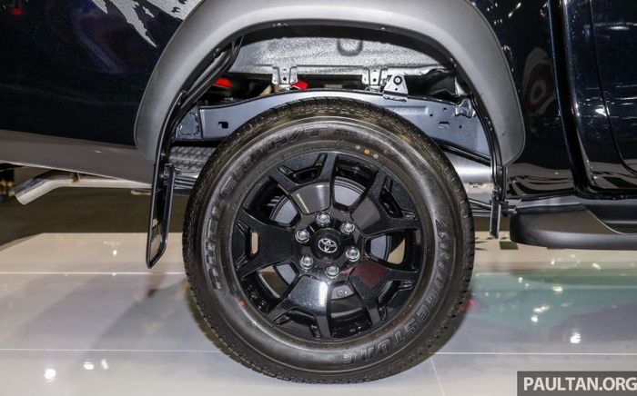 Pelek Y-spoke warna hitam ukuran 18 inci