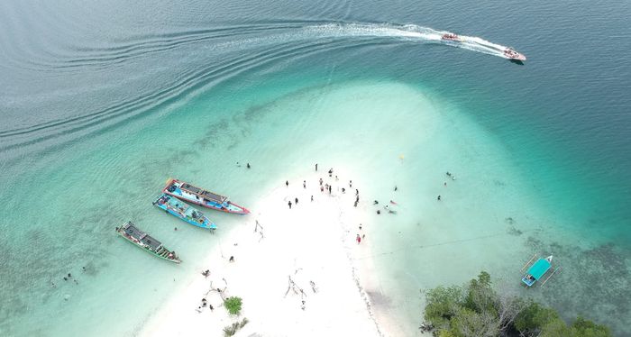 Puluhan anggota dari komunitas pengguna Xpander di Jakarta ini  menikmati keindahan Pulau Pahawang .