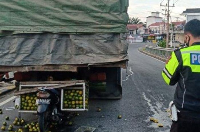 Yamaha Vega tertancap bak truk hingga pengendara tewas seketika di jalan Batang Haluan Nagari Lingkuang Aua, Pasaman, Pasaman Barat, Sumatera Barat