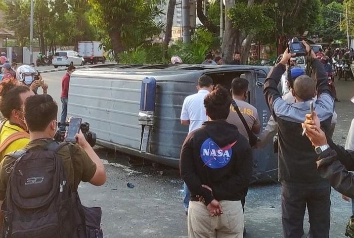 Isuzu elf yang hancur diamuk massa 