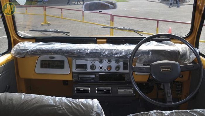 Bagian interior Land Cruiser FJ45 ini terlihat seperti mobil baru keluar pabrik.