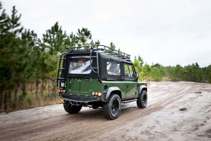 Tampilan belakang Land Rover Defender hasil garapan East Coast Defender