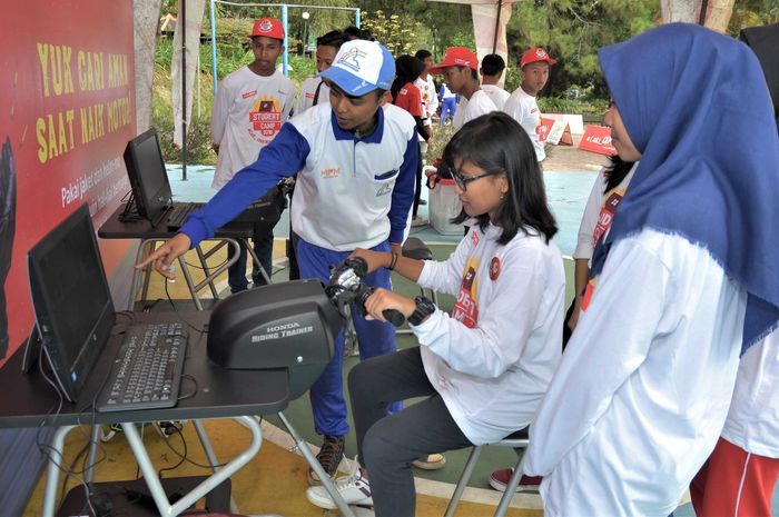 AHM mendorong generasi muda memiliki kesadaran kesalamatan berkendara dengan berbagai pendekatan yang fun di antaranya dengan metode Honda Riding Trainer