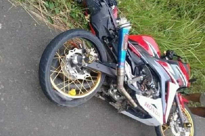 Bagian belakang Honda CBR150 hancur ditabrak mobil di Rangkasbitung, Banten.