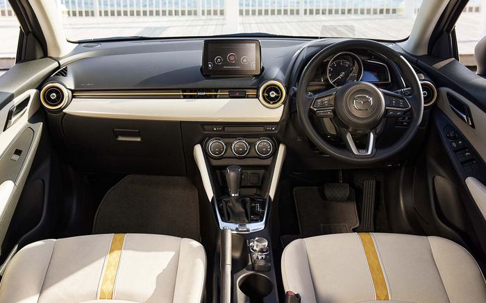 Tampilan kabin mewah Mazda2 Sunlit Citrus