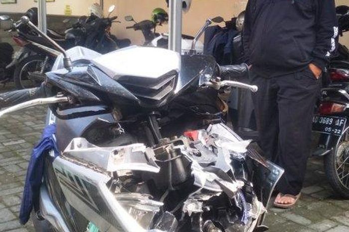 Yamaha Xeon GT125 pengendara ojek online remuk tabrak truk box