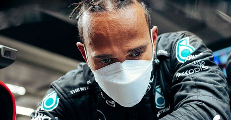 Takut Kena Virus Corona Lagi, Juara F1 Tujuh Kali Lewis Hamilton Rajin Pakai Masker