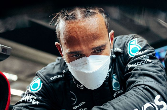 Juara F1 tujuh kali Lewis Hamilton sekarang sering mengenakan masker karena takut terjangkit virus Corona lagi