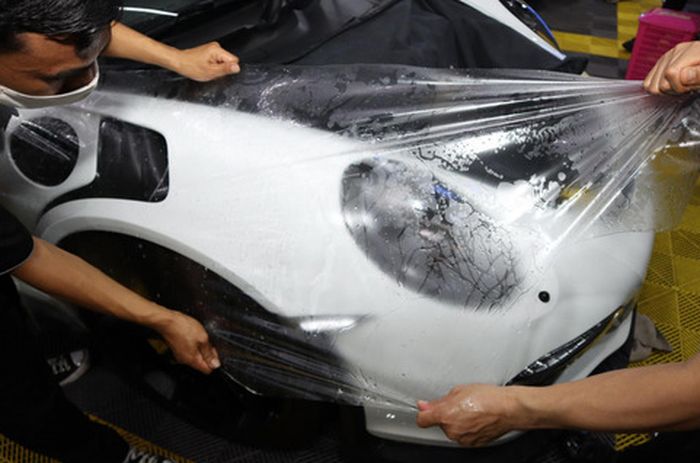 Proses pemasangan Paint Protection Film (PPF)