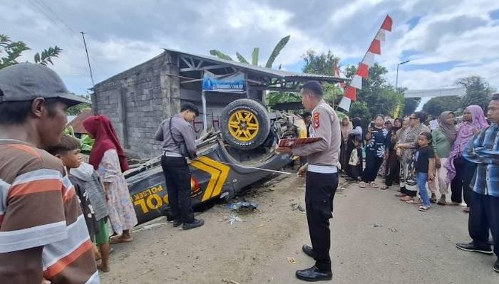 Polisi olah TKP kecelakaan mobil patroli Polsek Hu'u yang terbalik selepas menabrak motor, kios dan delapan warga hingga kritis di Dompu, Nusa Tenggara Barat