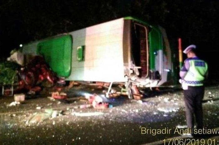 Kondisi bus setyelah  lompat jalur dan manabrak tiga kendaraan di tol Cipali