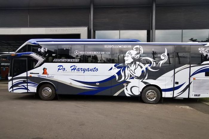 Pintu belakang bus PO Haryanto dengan bodi Laksana model pintu belakang gabung kaca