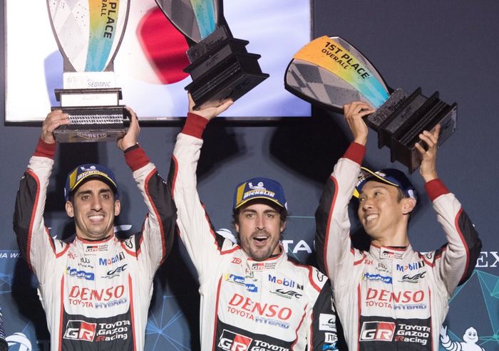 Fernando Alonso (tengah) dengan dua rekan satu timnya saat memenangkan balap ketahanan di Sebring 2019
