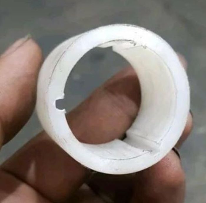 Bushing pengganti biasanya menggunakan bahan teflon, yang tidak ada alur untuk grease