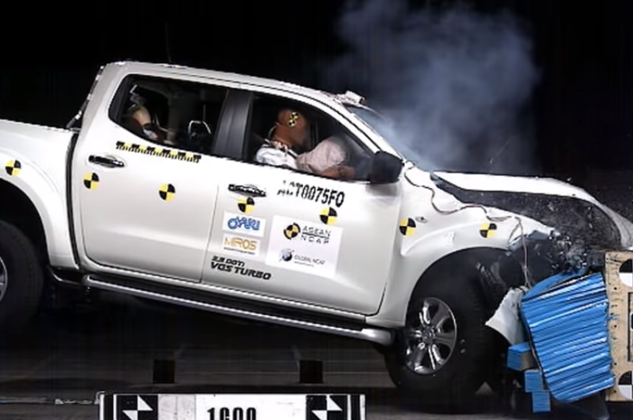 Ilustrasi crash test Nissan Navara