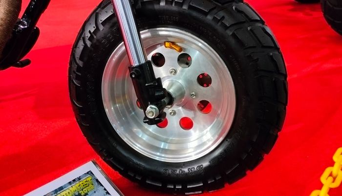 Pelek 10 inci dibungkus ban Shinko SR426 120/90-10