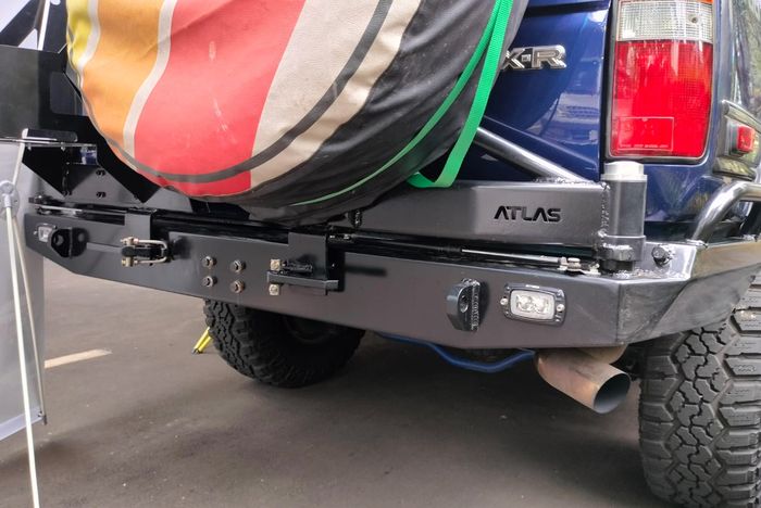 Bumper belakang Land Cruiser VX80 pakai produk Atlas 4WD Accessories.