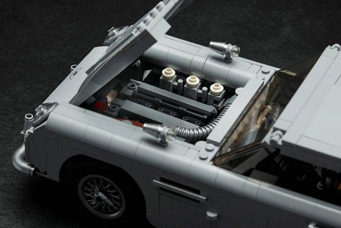 Detail mesin 6-silinder segaris dari Aston Martin DB5 terasa begitu nyata