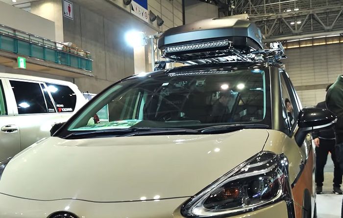 Modifikasi Toyota Sienta dipasangi roof rack dan roof box, berikut LED bar di atap