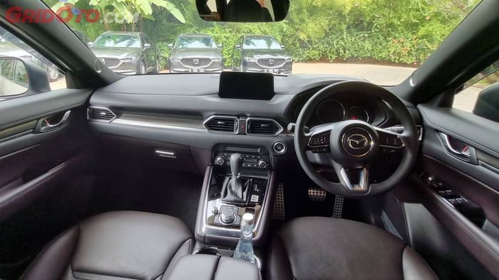 Interior Mazda CX-8 terbaru penuh kemewahan yang juga memanjakan pengemudi.