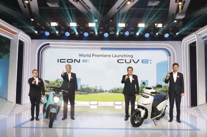Marketing Director AHM &ndash; Octavianus Dwi Putro, President Director AHM &ndash; Susumu Mitsuishi, Executive Vice President Director AHM &ndash; Thomas Wijaya dan Marketing Director AHM- Naoki Kajino memperkenalkan motor listrik Honda yakni Honda ICON e: dan Honda CUV e: di AHM Safety Riding &amp; Training Center, Deltamas (9/10).