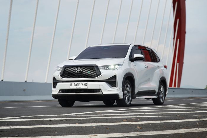 Servis ringan disesuaikan dengan pedoman servis Toyota Kijang Innova Zenix hybrid untuk menjaga kinerja dan performa optimal