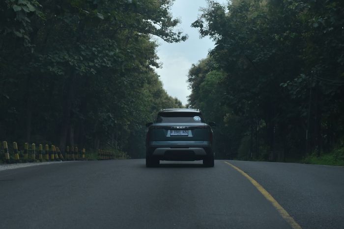 JAEOO J7 SHS saat melintas di alas Baluran dalam event JAECOO Super Hybrid Marathon Jakarta-Bali Long Range&nbsp;Test&nbsp;Drive