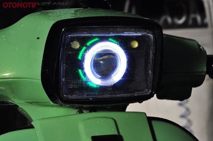 Headlamp pakai proyektor lengkap dengan aksen hijau pada angel eyes sesuai dengan tema