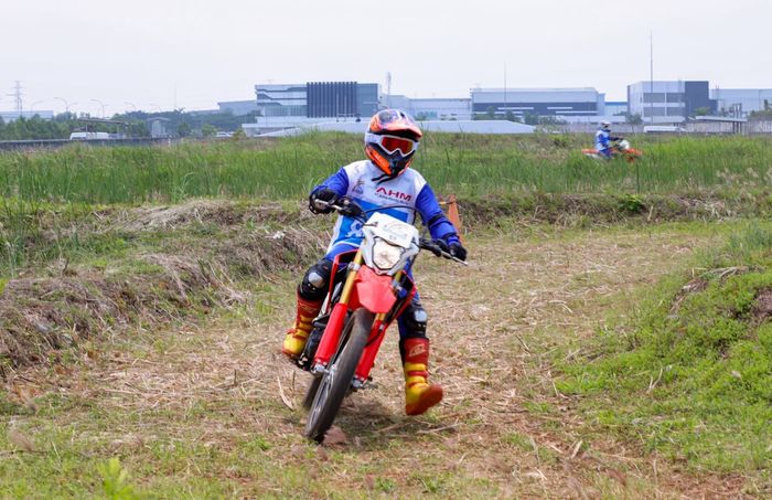 Ada track off road sebagai latihan menggunakan motocross