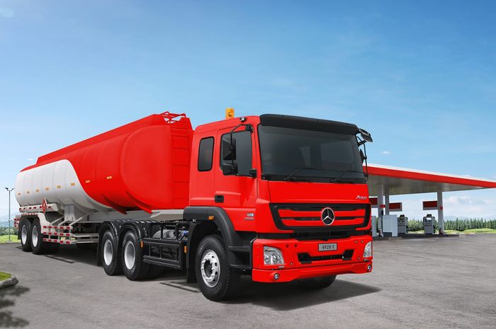 Ilustrasi truk tangki BBM Pertamina dengan merek Mercedes-Benz.