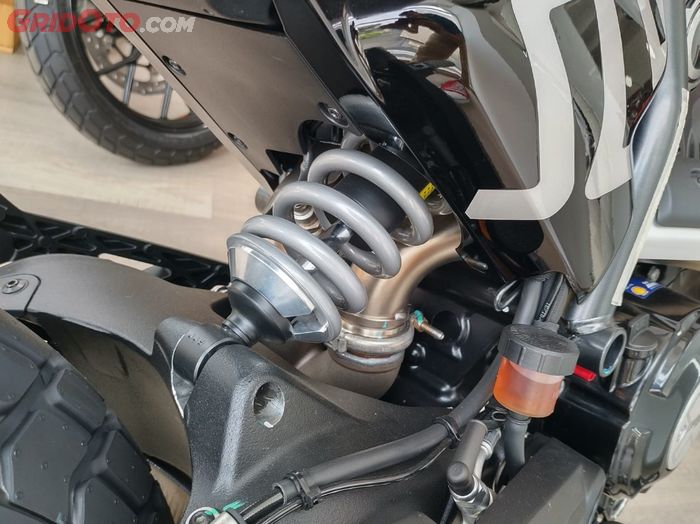Suspensi belakang Ducati Scrambler pakai Kayaba, posisinya kini pindah ke tengah motor
