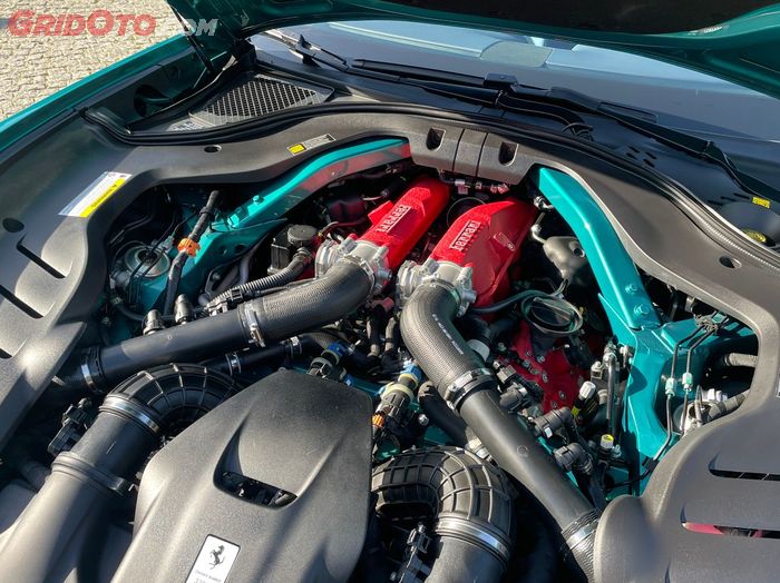 Mesin pun terlihat eksotis dengan blok berwarna merah menyala